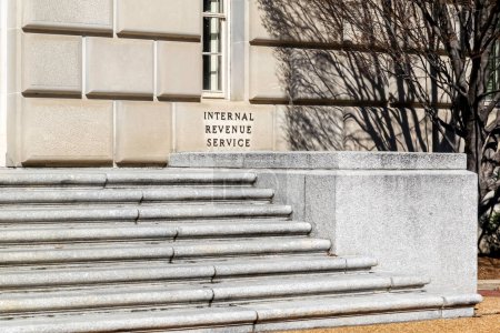 Téléchargez les photos : Washington D.C., États-Unis - 1er mars 2020 : Signature de l'Internal Revenue Service (IRS) des États-Unis sur le bâtiment de leur siège social à Washington, D.C. États-Unis. - en image libre de droit