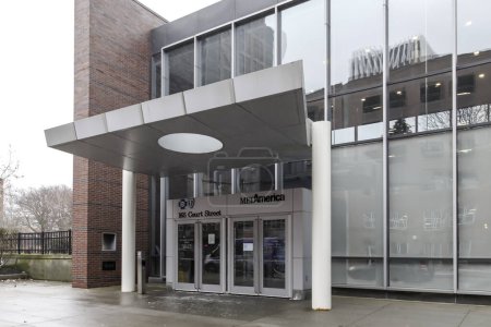 Téléchargez les photos : Rochester, NY, USA - 3 mars 2020 : L'une des portes d'entrée d'Excellus BlueCross BlueShield à son siège social à Rochester, NY, USA, une compagnie d'assurance-maladie à but non lucratif. - en image libre de droit