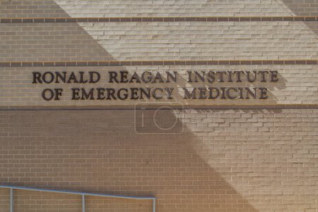 Foto de Washington, DC, EE.UU. - 1 de marzo de 2020: Firma del Instituto Ronald Reagan de Medicina Energética en el Centro Médico George Washington University (GW) en Washington, DC, EE.UU.. - Imagen libre de derechos