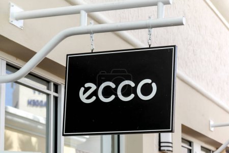 Téléchargez les photos : Orlando, Floride, États-Unis- 24 février 2020 : ECCO accrochant signe à l'extérieur du magasin à Orlando, Floride, États-Unis. ECCO est un fabricant et détaillant danois de chaussures. - en image libre de droit