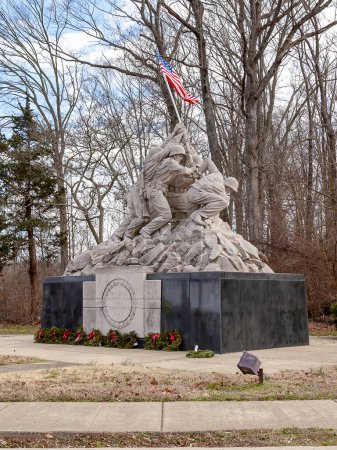 Téléchargez les photos : Washington D.C., États-Unis - 29 février 2020 : Élever le drapeau sur la statue d'Iwo Jima dans un parc adjacent au cimetière national d'Arlington à Washington DC. La statue est une photo coulée en bronze. - en image libre de droit
