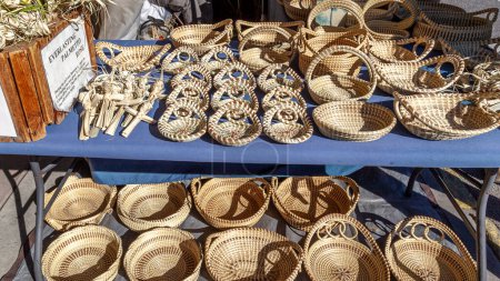 Téléchargez les photos : Paniers Sweetgrass, beaux objets d'artisanat d'origine africaine, exposés au marché historique de Charleston City à Charleston, Caroline du Sud. - en image libre de droit