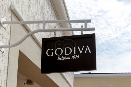 Téléchargez les photos : Orlando, Floride, États-Unis- 24 février 2020 : enseigne Godiva Chocolaterie à Orlando, Floride, États-Unis. Godiva Chocolatier est un fabricant de chocolats fins et de produits connexes - en image libre de droit