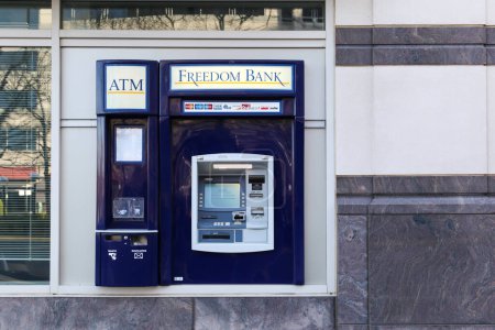Foto de Washington D.C., EE.UU. - 1 de marzo de 2020: Cajero automático del Freedom Bank en una de las sucursales en Washington D.C., EE.UU.. - Imagen libre de derechos