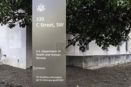 Téléchargez les photos : Washington D.C., États-Unis - 29 février 2020 : Signe du département de la Santé et des Services sociaux (HHS) des États-Unis devant son siège social à Washington, D.C. États-Unis. - en image libre de droit