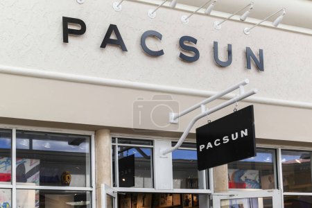 Téléchargez les photos : Orlando, Floride, États-Unis- 24 février 2020 : Panneaux de magasins Pacsun à Orlando, Floride, États-Unis. Pacific Sunwear of California Inc., est une marque américaine de vêtements de détail. - en image libre de droit