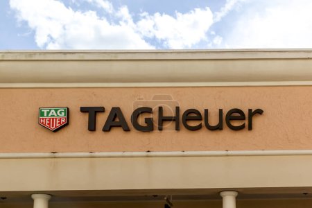 Foto de Orlando, Florida, EE.UU. - 24 de febrero de 2020: TAG Heuer store sign in Orlando, USA. TAG Heuer S.A. es un relojero de lujo suizo. - Imagen libre de derechos