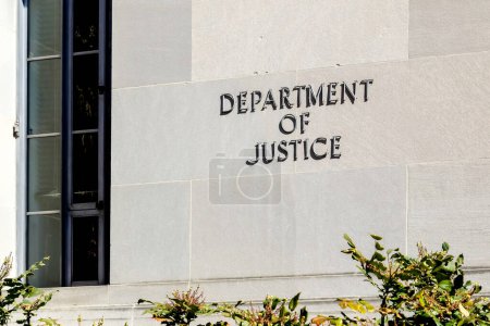 Téléchargez les photos : Washington D.C., États-Unis - 1er mars 2020 : Signature du Département de la Justice des États-Unis (DOJ) sur le bâtiment de leur siège social à Washington, D.C. États-Unis. - en image libre de droit