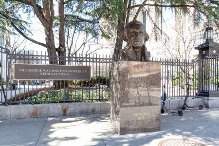 Foto de Washington, DC, EE.UU. - 1 de marzo de 2020: George Washington University (GW) Medical Center sign with the bronze statue in Washington, DC, USA. GW es una universidad privada, coeducativa. - Imagen libre de derechos
