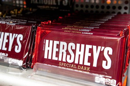 Téléchargez les photos : Pennsylvanie, New York, États-Unis - 2 mars 2020 : Barres de chocolat noir spéciales Hersheys sur une étagère de magasin. Hershey est une entreprise américaine et l'un des plus grands fabricants de chocolat au monde. - en image libre de droit