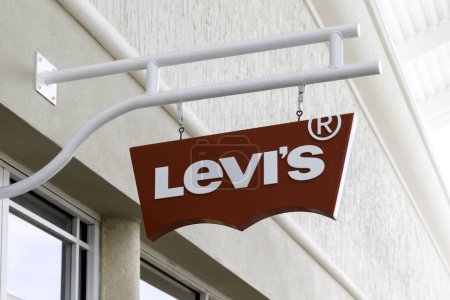 Foto de Orlando, Florida, EE.UU. 24 de febrero de 2020: Letrero colgante de la tienda de Levi en Orlando, Florida, EE.UU. Levi Strauss & Co es una empresa de ropa estadounidense conocida por su marca Levi 's de vaqueros. - Imagen libre de derechos