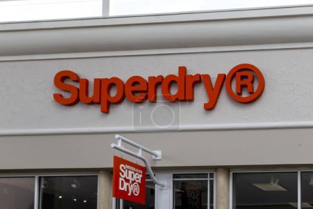 Téléchargez les photos : Orlando, Floride, États-Unis- 24 février 2020 : Panneau Superdry sur le bâtiment à Orlando, Floride, États-Unis. Superdry plc est une entreprise de vêtements de marque britannique et propriétaire du label Superdry. - en image libre de droit