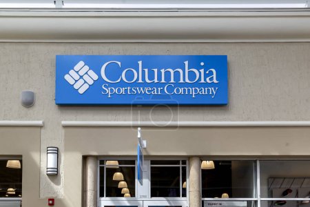 Foto de Orlando, Florida, EE.UU. - 24 de febrero de 2020: Columbia Sportswear store sign above the entrance in Orlando, an American company manufactures and distributs outerwear, sportswear, and footwear. - Imagen libre de derechos