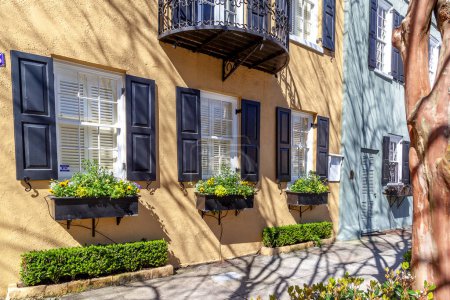 Téléchargez les photos : Rainbow Row le matin, le nom d'une série de treize maisons historiques colorées à Charleston, Caroline du Sud. - en image libre de droit