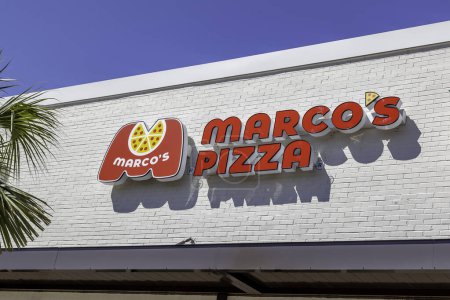 Téléchargez les photos : Charleston, Caroline du Sud, États-Unis - 28 février 2020 : Panneau Marco Pizza sur le bâtiment de Charleston, Caroline du Sud, États-Unis, une chaîne de restaurants américaine spécialisée dans la cuisine italo-américaine. - en image libre de droit