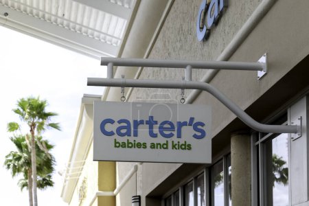 Foto de Orlando, Florida, EE.UU. 24 de febrero de 2020: Cartel colgante de la tienda Carter en Orlando, Florida, EE.UU. Carter 's, Inc. es una importante diseñadora y comercializadora estadounidense de ropa para niños.. - Imagen libre de derechos