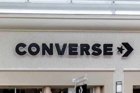 Foto de Orlando, Florida, EE.UU. 24 de febrero de 2020: Cierre del letrero de la tienda Converse en la pared sobre la entrada en Orlando. Converse es una empresa estadounidense de calzado con zapatillas y ropa, calcetines y bolsos. - Imagen libre de derechos