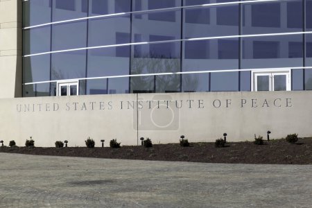 Foto de Washington, DC, EE.UU. - 1 de marzo de 2020: El Instituto de Paz de los Estados Unidos firma en Washington, DC, una institución federal estadounidense encargada de promover la resolución y prevención de conflictos en todo el mundo. - Imagen libre de derechos