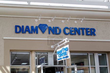 Foto de Orlando, Florida, Estados Unidos - 24 de febrero de 2020: El cartel de la tienda Diamond Center en Vineland Premium Outlets en Orlando, Florida. - Imagen libre de derechos