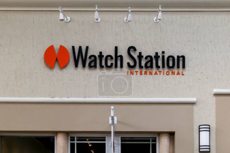 Foto de Orlando, Florida, EE.UU. 24 de febrero de 2020: Señal de la tienda Watch Station en la pared superior de la entrada en Orlando, Florida, EE.UU. Watch Station es una cadena de tiendas de relojes propiedad de Fossil Group - Imagen libre de derechos