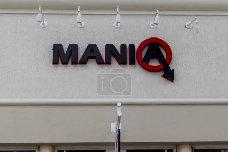 Foto de Orlando, Florida, EE.UU. - 24 de febrero de 2020: Mania jeans store sign in Orlando, Florida, USA. MJ manía jeans es una marca comercial de Or Mania Ltd. - Imagen libre de derechos