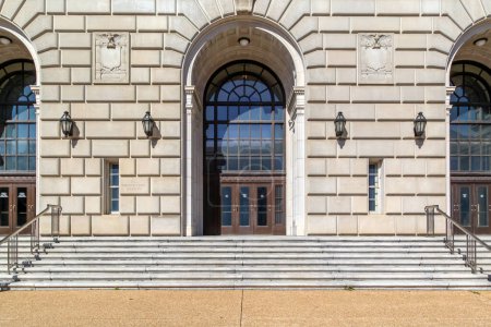 Foto de Washington D.C., EE.UU. - 1 de marzo de 2020: Una de las entradas del edificio de la Sede del Servicio de Rentas Internas en Washington D.C., EE.UU.. - Imagen libre de derechos