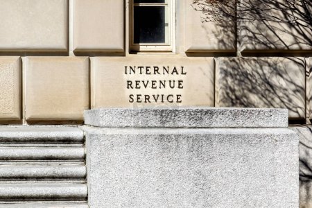 Téléchargez les photos : Washington D.C., États-Unis - 29 février 2020 : Signature de l'Internal Revenue Service (IRS) des États-Unis sur le bâtiment de leur siège social à Washington, D.C. États-Unis. - en image libre de droit