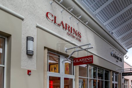 Téléchargez les photos : Orlando, Floride, États-Unis- 24 février 2020 : Clarins factory store in Orlando, États-Unis. Clarins Group, opérant sous le nom de Clarins, est une société française de soins de la peau de luxe, de cosmétiques et de parfums.. - en image libre de droit