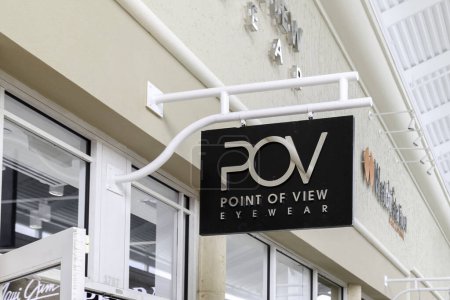 Foto de Orlando, Florida, EE.UU. 24 de febrero de 2020: letrero colgante de la tienda Point of View (POV) en Orlando, Florida, Estados Unidos. Punto de vista es una casa de moda de gafas americanas. - Imagen libre de derechos