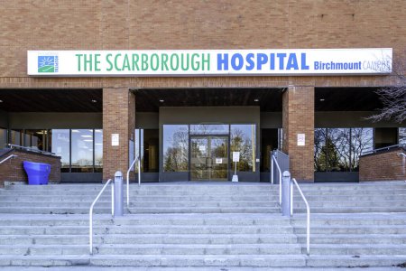 Téléchargez les photos : Toronto, Canada- Le 15 mars 2020 : Une des entrées de l'Hôpital Scarborough au campus Birchmount, Toronto, Canada. - en image libre de droit