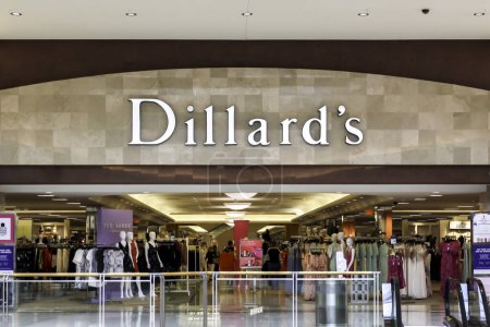 Téléchargez les photos : Tampa, Floride, États-Unis - 23 février 2020 : Vitrine de Dillard dans le centre commercial de Tampa, Floride, États-Unis. Dillard Inc. est une chaîne américaine de grands magasins de luxe. - en image libre de droit