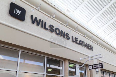 Foto de Orlando, Florida, EE.UU. 24 de febrero de 2020: letrero de la tienda Wilsons Leather en la pared superior de la entrada en Orlando. Wilsons Leather es un minorista estadounidense que vende chaquetas de cuero, cinturones, zapatos, bolsos, guantes. - Imagen libre de derechos