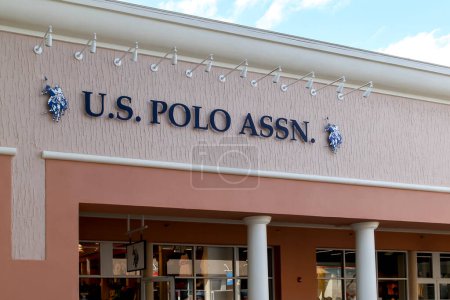 Foto de Orlando, Florida, EE.UU. 24 de febrero de 2020: U.S. Polo Assn. letrero de la tienda en el edificio en Orlando, la marca de la USPA, el órgano de gobierno sin fines de lucro para el deporte del polo en los Estados Unidos. - Imagen libre de derechos