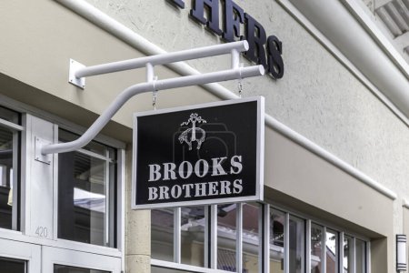 Foto de Orlando, Florida, EE.UU. 24 de febrero de 2020: Cartel colgante de la tienda Brooks Brothers en Orlando, Florida, Estados Unidos. Brooks Brothers es uno de los minoristas más antiguos de Estados Unidos, especializado en trajes de hombre y ropa de abrigo.. - Imagen libre de derechos