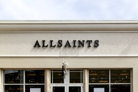 Foto de Orlando, Florida, Estados Unidos - 24 de febrero de 2020: Firma de la tienda AllSaints en la pared en Orlando, Florida, Estados Unidos. AllSaints es un minorista de moda británico. - Imagen libre de derechos