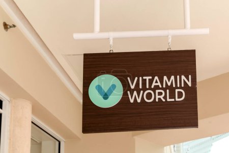 Téléchargez les photos : Orlando, Floride, États-Unis- 24 février 2020 : enseigne Vitamin World Store à Orlando, Floride, États-Unis. Vitamin World USA Corporation est un détaillant mondial de vitamines et de suppléments nutritionnels. - en image libre de droit