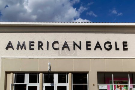 Foto de Orlando, Florida, EE.UU. - 24 de febrero de 2020: Tienda de American Eagle Outfitters en Vineland Premium Outlets en Orlando, Florida, un minorista estadounidense de ropa y accesorios. - Imagen libre de derechos