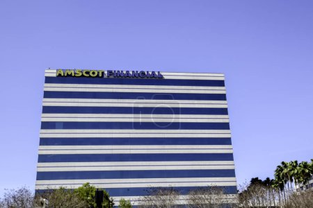 Téléchargez les photos : Tampa, FL, USA - 8 janvier 2022 : Amscot Financial Headquarters in Tampa, FL, USA. Amscot Financial est une société de services financiers américaine. - en image libre de droit