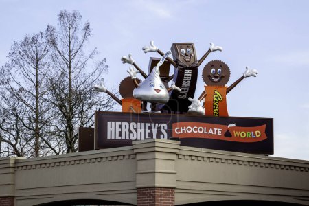 Foto de Pennsylvania, New York, USA - 2 de marzo de 2020: Hersheys Chocolate World Sign in Pennsylvania, New York, USA. Hershey es una empresa americana y uno de los mayores fabricantes de chocolate del mundo - Imagen libre de derechos
