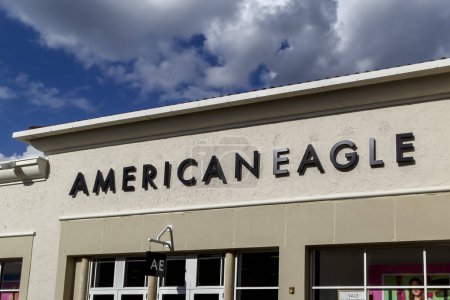 Téléchargez les photos : Orlando, Floride, États-Unis - 24 février 2020 : American Eagle Outfitters fait ses emplettes chez Vineland Premium Outlets à Orlando, en Floride, un détaillant américain de vêtements et d'accessoires. - en image libre de droit
