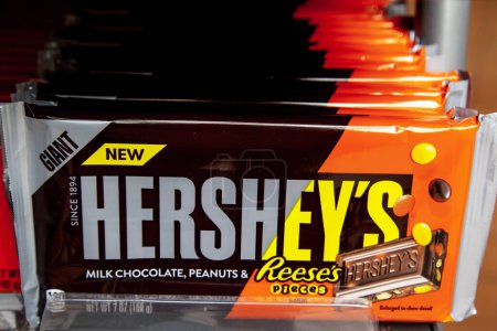 Foto de Pennsylvania, NY, Estados Unidos - 2 de marzo de 2020: Hershey 's Milk Chocolate Reese' s Pieces Candy Bars on a store shelf. Hershey es una empresa americana y uno de los mayores fabricantes de chocolate del mundo - Imagen libre de derechos