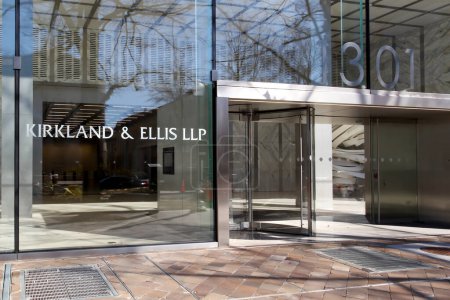 Foto de Washington, D.C., EE.UU. - 1 de marzo de 2020: La entrada a la oficina de Kirkland y Ellis LLP en Washington, DC, EE.UU. Kirkland y Ellis LLP es un bufete de abogados estadounidense. - Imagen libre de derechos