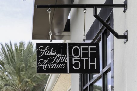 Téléchargez les photos : Orlando, Floride, États-Unis- 24 février 2020 : enseigne Saks Fifth Avenue à Orlando, Floride, États-Unis. Saks Fifth Avenue est un grand magasin de luxe américain. - en image libre de droit