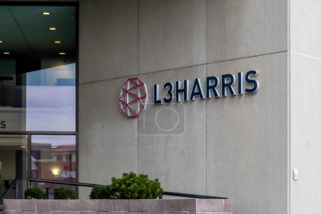 Foto de Rochester, Nueva York, Estados Unidos - 3 de marzo de 2020: L3Harris firma a la entrada de su edificio de oficinas en Rochester, Nueva York, Estados Unidos. L3Harris Technologies (L3Harris) es una empresa de tecnología estadounidense. - Imagen libre de derechos