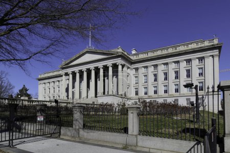 Foto de Washington, DC, EE.UU. - 1 de marzo de 2020: Vista exterior del Edificio del Tesoro en Washington, DC, sede del Departamento del Tesoro (USDT)). - Imagen libre de derechos