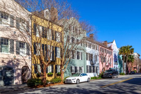 Téléchargez les photos : Charleston, Caroline du Sud, États-Unis - 28 février 2020 : Rainbow Row in the morning, le nom d'une série de treize maisons historiques colorées à Charleston, Caroline du Sud. - en image libre de droit