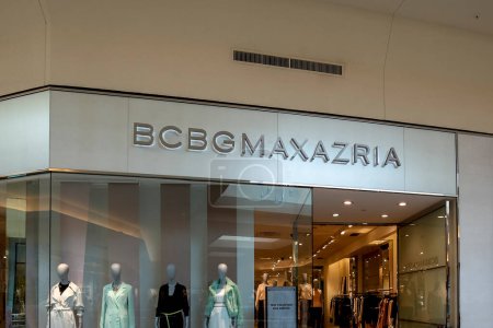 Téléchargez les photos : Tampa, Floride, États-Unis - 23 février 2020 : BCBGMaxAzria signe dans un centre commercial Tampa ; BCBGMaxAzria est une marque contemporaine de vêtements pour femmes fondée par un designer originaire de Tunisie. - en image libre de droit