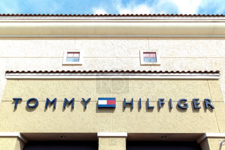 Foto de Orlando, Florida, EE.UU. - 24 de febrero de 2020: Tommy Hilfiger letrero de la tienda en la pared. Tommy Hilfiger de PVH Corp es una compañía global de ropa y retail. - Imagen libre de derechos