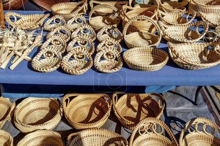 Foto de Sweetgrass Baskets, hermosas artesanías de origen africano, en exhibición en el histórico mercado de Charleston City Market en Charleston, Carolina del Sur. - Imagen libre de derechos