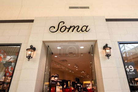Foto de Tampa, Florida, EE.UU. 23 de febrero de 2020: Tienda Soma en Orlando, Florida, EE.UU. Soma intimates es una cadena de lencería femenina que también vende ropa de salón, pijama. - Imagen libre de derechos